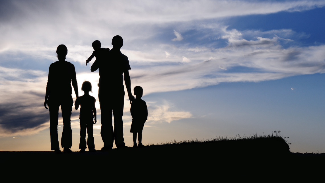 A family of 5 walking at the sunset
